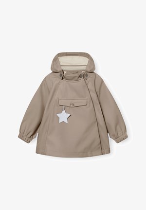 Imperméable à capuche pour enfants, couleur marron clair, avec poignets élastiques, poche avant à rabat et une étiquette réfléchissante en forme d’étoile.