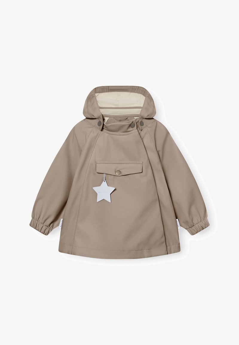 Ανοιχτό καφέ αδιάβροχο παιδικό μπουφάν με κουκούλα, ελαστικά μανίκια, τσέπη με καπάκι μπροστά και ανακλαστική ετικέτα σε σχήμα αστέρι.