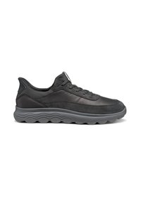 Sneaker nera bassa con chiusura con lacci, tomaia in suede e pelle, e suola spessa con motivo ondulato per un look informale.