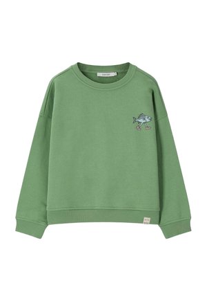 Sweat-shirt vert à col rond avec manches longues, présentant un petit motif graphique d'un poisson portant des baskets roses sur la poitrine supérieure gauche.
