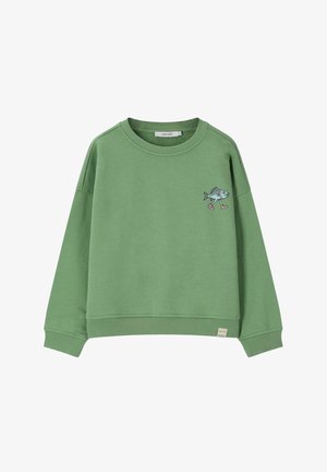 Sweat-shirt vert à col rond avec manches longues, présentant un petit motif graphique d'un poisson portant des baskets roses sur la poitrine supérieure gauche.