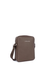 Borsa a tracolla in pelle marrone con finitura testurizzata, forma rettangolare, hardware in argento e cinturino regolabile incuso con il nome del marchio.