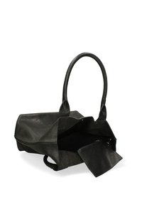 Zwarte leren schoudertas met twee ronde handvatten; heeft een open bovenkant en een kleine afneembare ritstas binnenin. Textuur oppervlak.