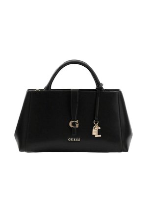 Sac à main en cuir noir au design structuré, avec poignées supérieures, ferrures dorées et un pendentif décoratif. Présente des logos embossés "G" et "GUESS".
