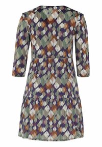 Robe à col rond et manches trois-quarts, avec un motif multicolore de feuilles en vert, marron et blanc sur un fond violet.