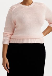 Světle růžový pletený svetr s kulatým výstřihem, žebrovanými manžetami a texturovanými detaily na ramenou. Měkký, prodyšný materiál a přiléhavý styl.