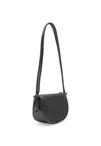 Borsa a tracolla in pelle nera con forma curva, texture liscia e una tracolla sottile. Presenta una chiusura con zip e un dettaglio a nodo sul lato.