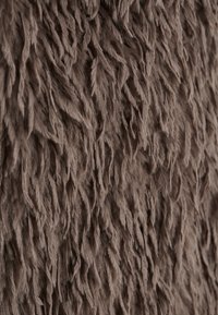 Brauner Kunstfellstoff mit einer weichen, strubbeligen Textur, der lange, wellenförmige Fasern aufweist, die ein dichtes und plüschiges Aussehen erzeugen.