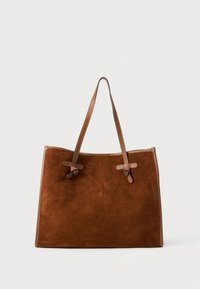 Mala tote em camurça castanha com laterais planas e reforçadas. Apresenta duas alças em couro e detalhes na base de cada alça.