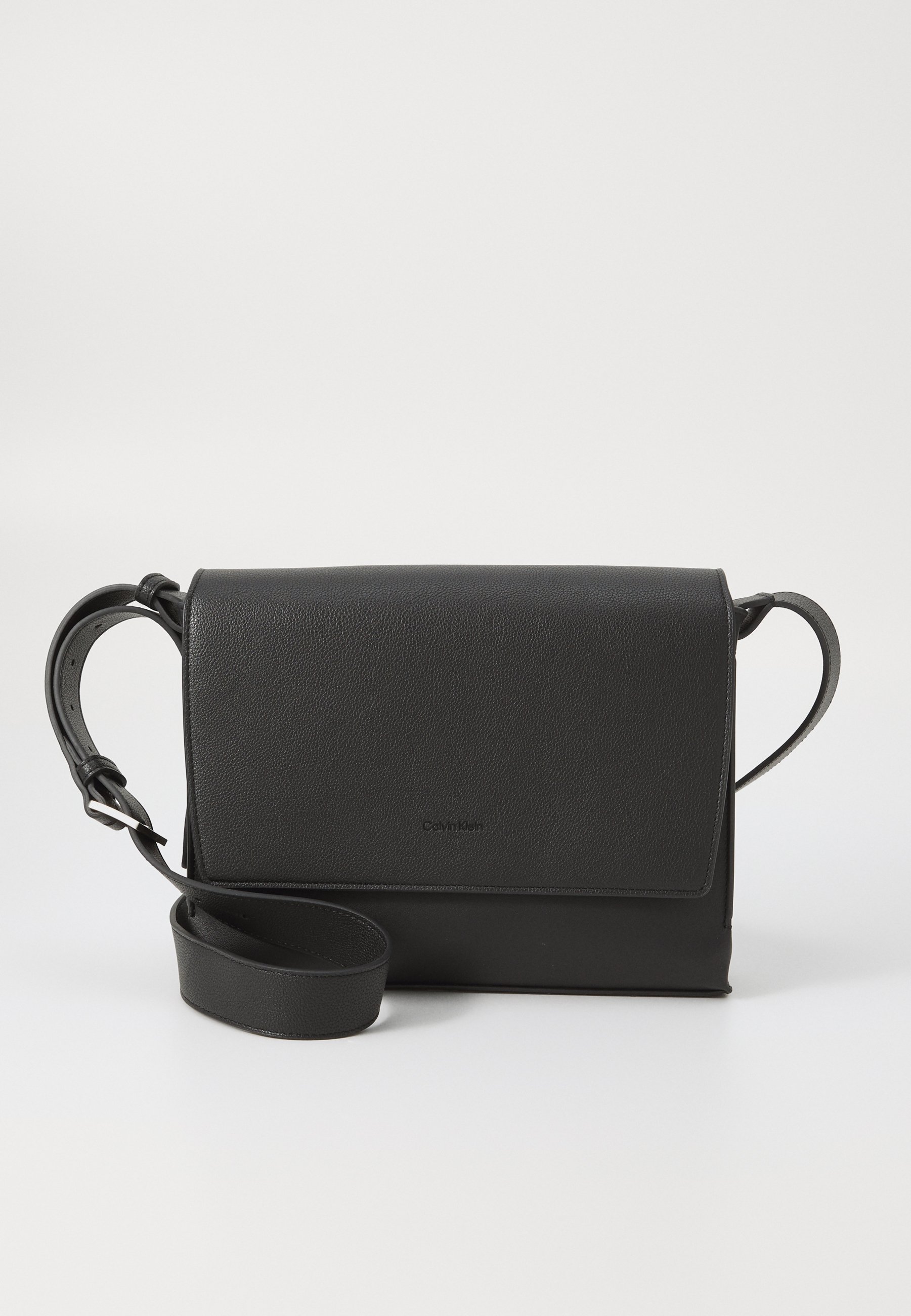ハンドバッグ   Men's CK Micro Pebble Messenger Bag 4D3034G UB1 org.jpg