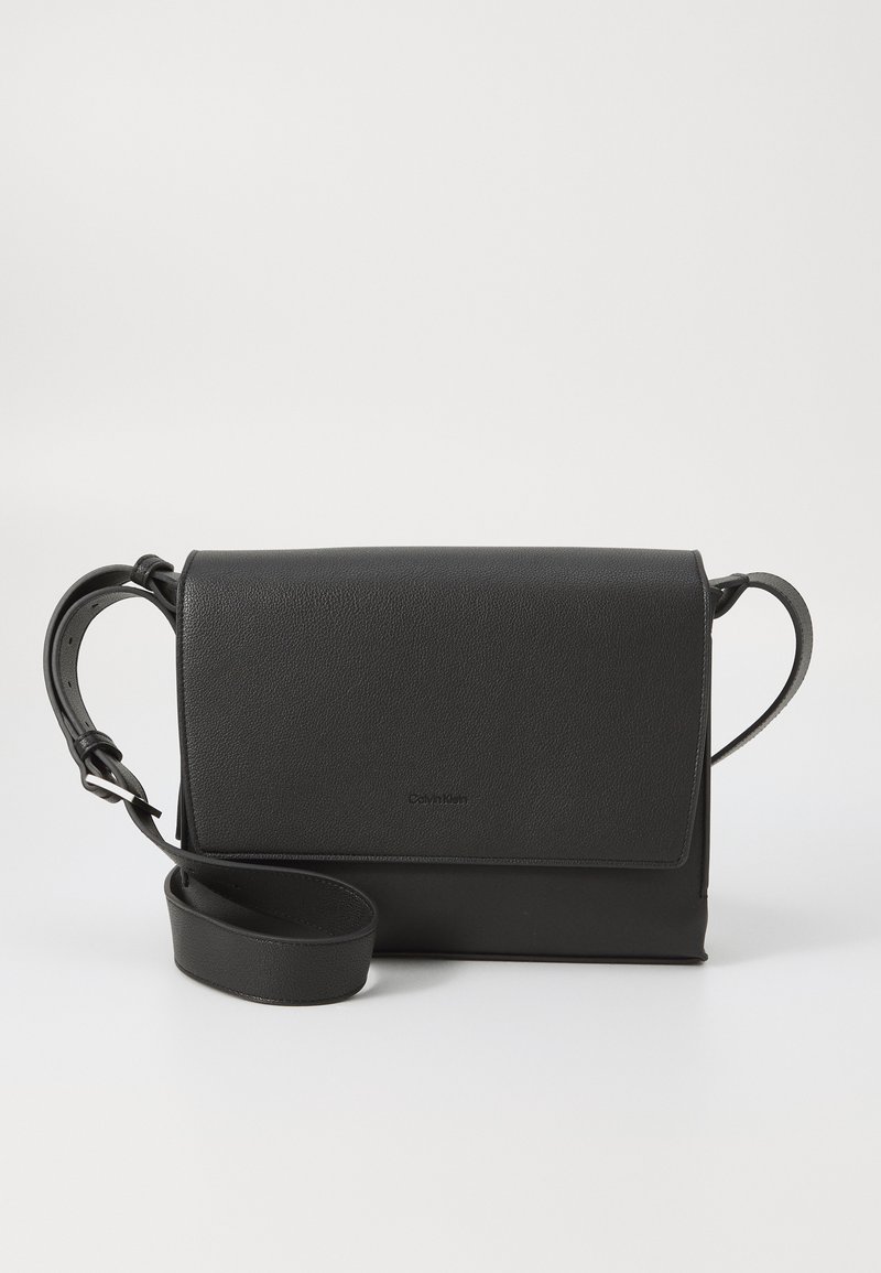 Borsa a tracolla in pelle nera con finitura testurizzata, forma rettangolare, chiusura a scatto, tracolla regolabile e dettaglio del logo discreto.
