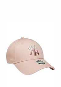 Gorra de béisbol rosa hecha de tela, con una corona estructurada, visera curva y un logotipo bordado en blanco con acentos metálicos.