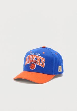 Blå og orange New York Knicks baseballkasket med logo og basketballgrafik på kronen, orange skygge og NBA-patch på siden.