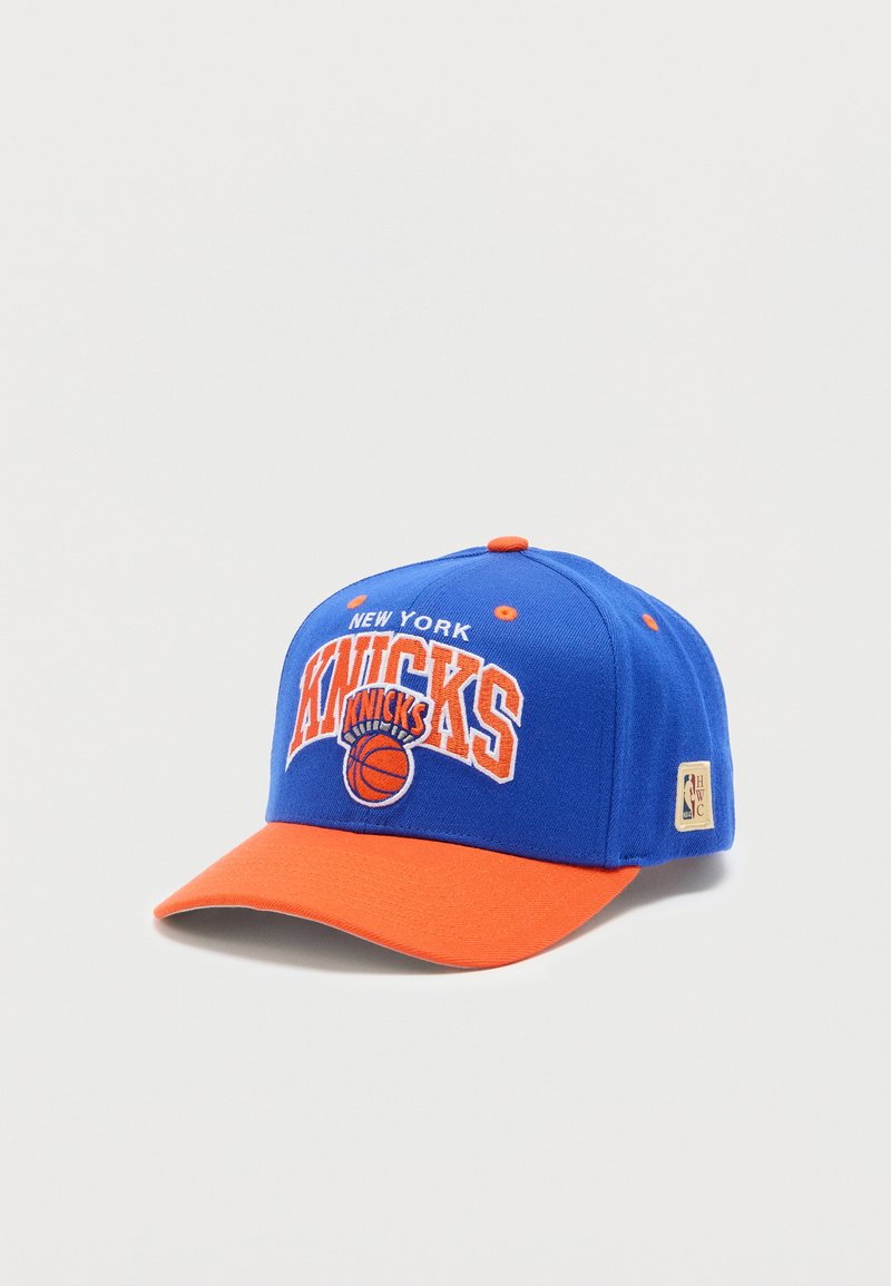 Μπλε και πορτοκαλί καπέλο μπέιζμπολ των New York Knicks με λογότυπο και γραφικό μπασκετικού στην κορυφή, πορτοκαλί γείσο και το έμβλημα του NBA στο πλάι.