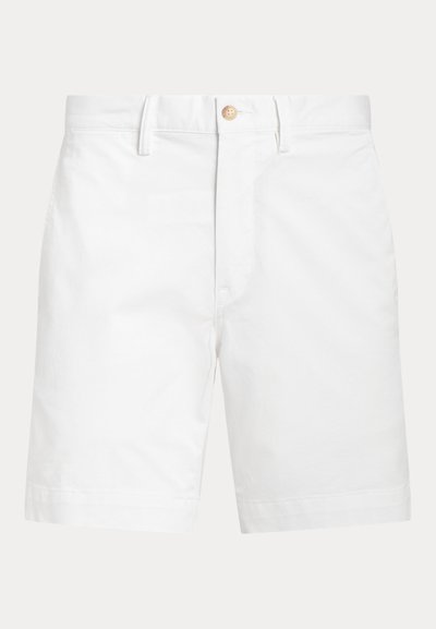 Λευκά βαμβακερά σορτς με θηλιές για ζώνη, κλεισιμο με κουμπί μπροστά και ίσιο τελείωμα, εμφανίζεται σε απλό φόντο.