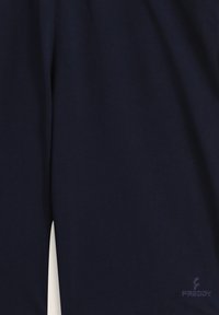 Shorts de algodón azul marino con una textura suave. Presentan un estampado sutil de logo y un diseño relajado adecuado para uso casual.