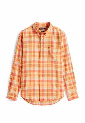 Overhemd met lange mouwen, knoopsluiting, in een oranje, gele en witte ruitpatroon, met een borstzakje voorzien van een klein logo, op een witte achtergrond.