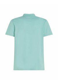 Myntgrønn polo skjorte, kortermet, klassisk krage, glatt stoff, ensfarget design og rett fald uten synlige merkevarer eller dekorasjoner.