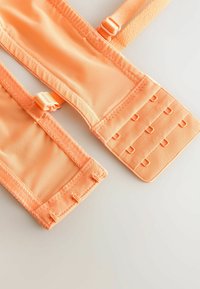 Oranje stoffen banden met verstelbare hardware, voorzien van haak-en-oogsluitingen en zacht, gestructureerd materiaal voor comfort.