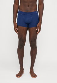 Marineblaue Boxershorts aus einem weichen, dehnbaren Material; mit einer konturierten Tasche und einem elastischen Bund mit dezentem Logodetail.