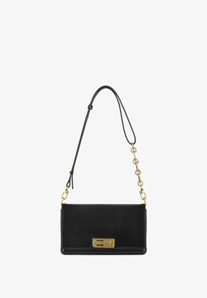 Černá kožená kabelka se štíhlým obdélníkovým tvarem, zlatým kováním a řetízkovým popruhem pro univerzální nošení. Hladký povrch, minimalistický design.