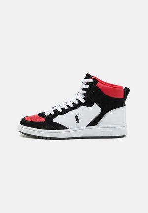 High-Top-Sneaker mit weißen, schwarzen und roten Paneelen, weißen Schnürsenkeln und einem kleinen Pferd- und Reiter-Logo an der Seite.