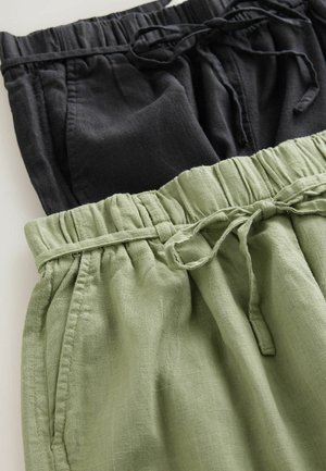 Két pár nadrág: az egyik fekete, a másik olajzöld, mindkettő elasztikus derekú, zsinórral van ellátva, és könnyű anyagú.