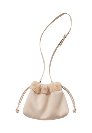 Bolso beige de ante con cordón y hombro, con borde de suave forro de borrego y correa ajustable, diseñado para uso casual.