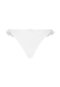 String en dentelle blanche avec un petit nœud à l'avant et un tissu transparent à motif cœur, doté d'un bord en dentelle sur les côtés.