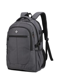 Zaino grigio scuro con più compartimenti con zip, spallacci imbottiti, tasca laterale in rete e un manico superiore per il trasporto.