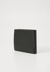 Portefeuille noir avec une surface texturée à lignes diagonales, design plat et accents lisses sur les bords. Forme compacte et minimaliste.