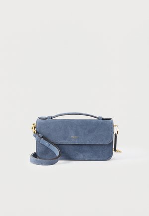 Sac à main rectangulaire en daim bleu avec poignée supérieure et bandoulière amovible, ferrures dorées, et petit logo embossé sur le rabat avant.