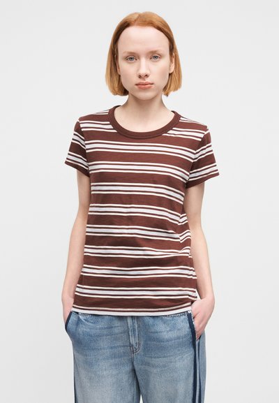 Καφέ και λευκό ριγέ T-shirt με στρογγυλή λαιμόκοψη, κοντά μανίκια και άνετη εφαρμογή, κατασκευασμένο από απαλό βαμβακερό ύφασμα.
