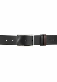 Cinturón de cuero negro con una hebilla rectangular de metal plateado, que cuenta con múltiples agujeros de ajuste y un acento de cuero marrón cerca de la hebilla.