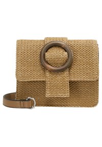 Tkaný hnědý psaníčko s velkou dřevěnou kruhovou sponou na přední klopě a odnímatelným koženým zápěstním popruhem s kovovým kroužkem.