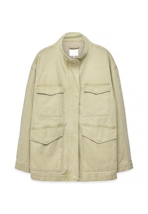 Svetlo béžová úžitková bunda s vysokým golierom, zapínaním na patentky a štyrmi vreckami s klopami na prednej strane, navrhnutá na bežné nosenie.