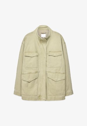 Veste utilitaire beige clair avec col montant, fermeture à boutons-pression, et quatre poches à rabat à l'avant, conçue pour un usage décontracté.