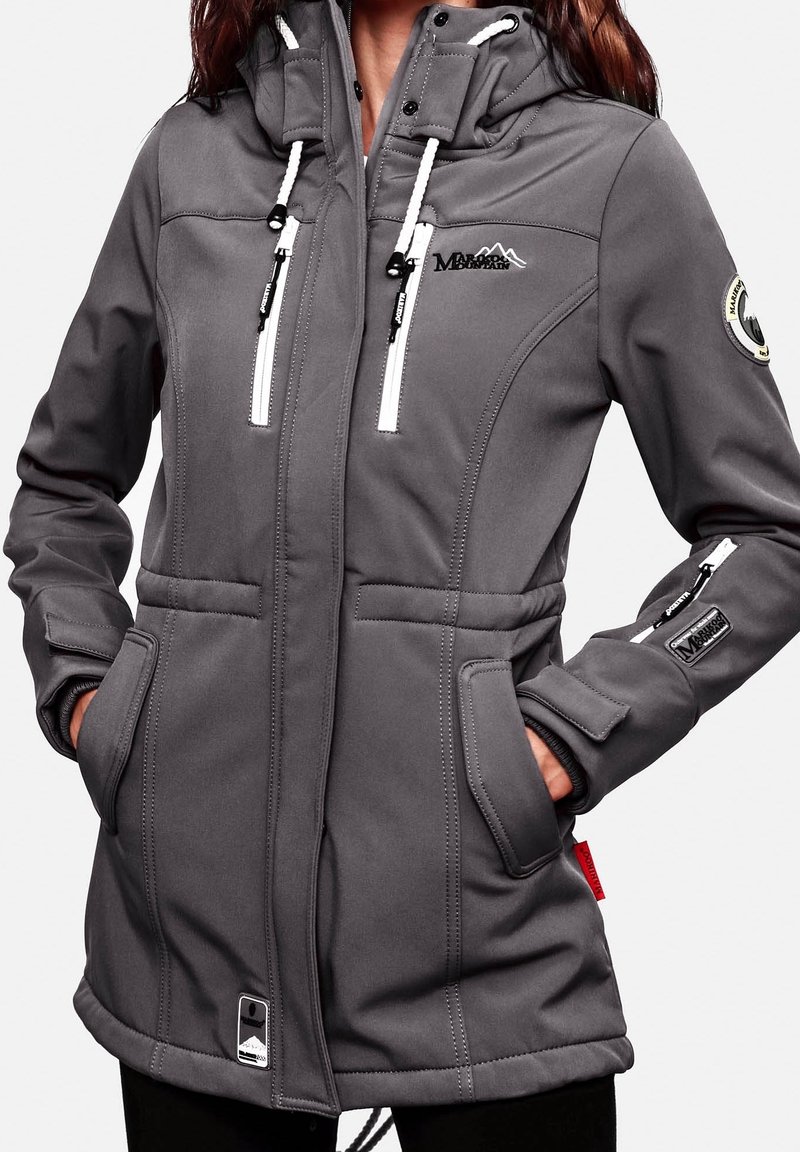 Veste extérieure grise avec capuche, dotée d'accents blancs, de multiples poches zippées et de cordons ajustables au niveau du col.