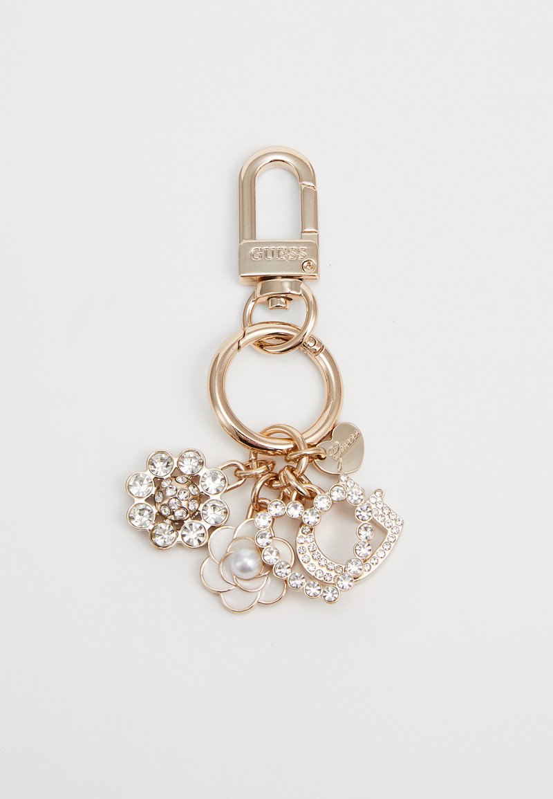 Gouden sleutelhanger met een kreeft sluiting, featuring drie bedels: één versierd met heldere kristallen, een bloem met een parel en een decoratief initiaal ontwerp.
