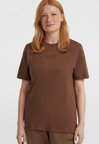 Bruine korte mouwen t-shirt van zachte stof, met een subtiele geborduurde logo op de borst en een rechte snit.