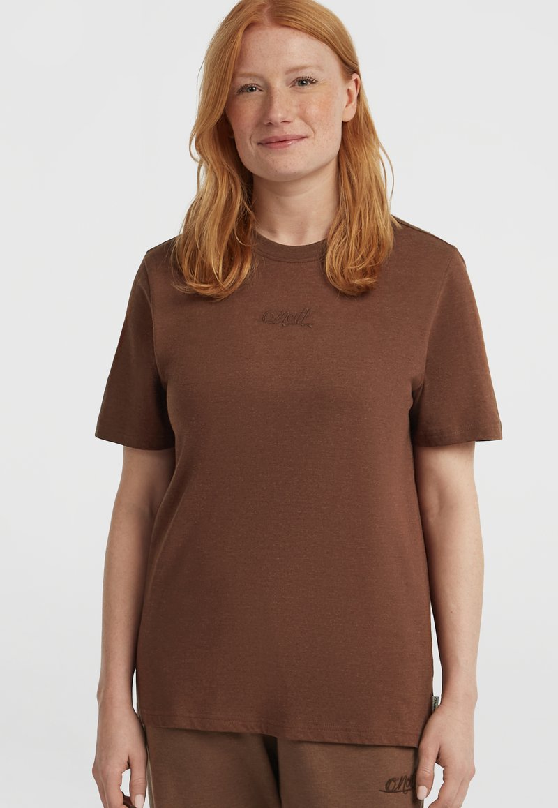 Bruine korte mouwen t-shirt van zachte stof, met een subtiele geborduurde logo op de borst en een rechte snit.