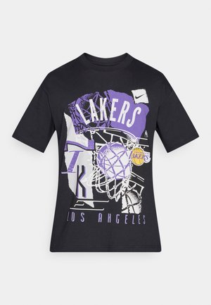 Zwart katoenen T-shirt met paarse en witte grafische ontwerpen van een basketbal, "LAKERS" en een logo. Ronde hals en korte mouwen.