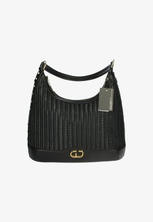 Borsa nera con texture intrecciata, dettagli in metallo dorato e borchie ai lati. Manico superiore per un facile trasporto.