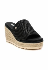 Sandalias de cuña negras con textura trenzada, plataforma de yute estilo espadrille y una plantilla negra lisa. Con un acento metálico decorativo.