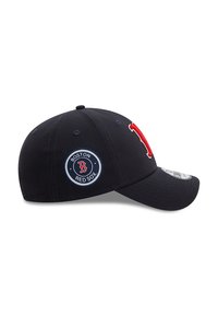 Gorra de béisbol de color navy con un logo bordado en rojo de una "B" en la parte frontal, un parche circular de "Boston Red Sox" en el lado y un visor curvado.