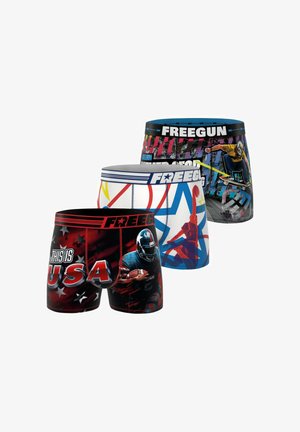 Trois paires de boxers pour hommes : rouge avec des étoiles et un graphique de football, blanc avec des motifs colorés, et bleu avec un design de skateboard.