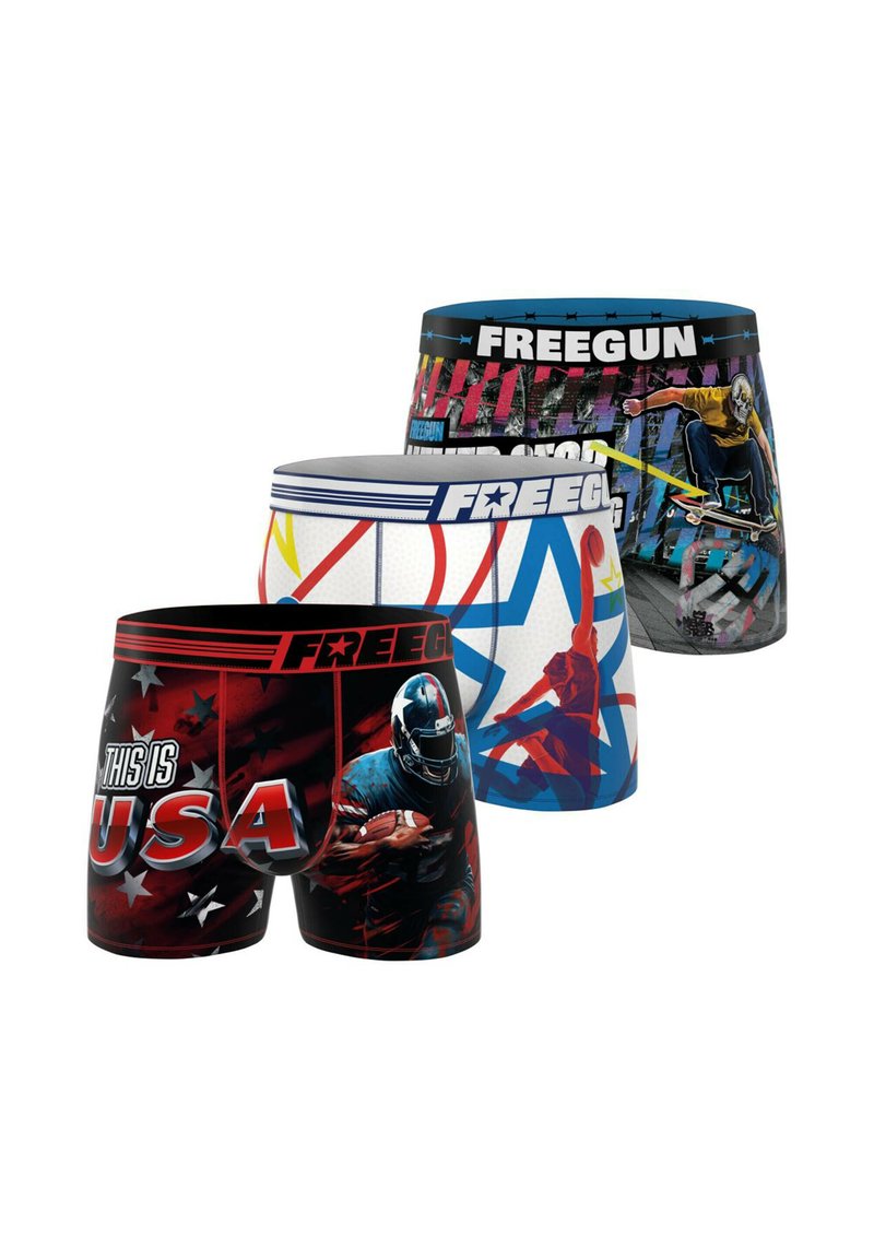 Trois paires de boxers pour hommes : rouge avec des étoiles et un graphique de football, blanc avec des motifs colorés, et bleu avec un design de skateboard.