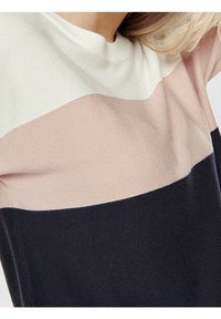 Strickpullover mit horizontalen Streifen in Creme, Blush und Marineblau. Weiche Textur mit einem gerippten Halsausschnitt. Kurze Ärmel sichtbar.