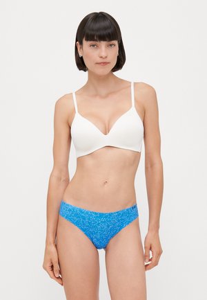 Weiß gepolsterter BH mit dünnen Trägern, kombiniert mit blauem Bikiniunterteil mit Muster, das eine glatte Textur und einen elastischen Bund aufweist.