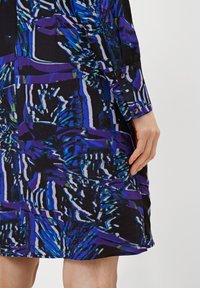 comma MIT ALLOVER-MUSTER - Freizeitkleid - schwarz